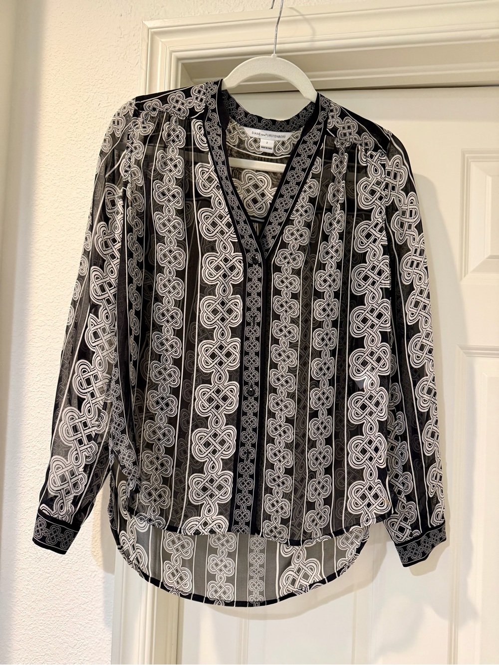 Black & White Patterned V-Neck Long Sleeve Top